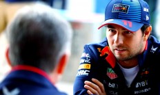 开云体育官网-梅赛德斯鏖战红牛车队，佩雷兹高光表现的简单介绍