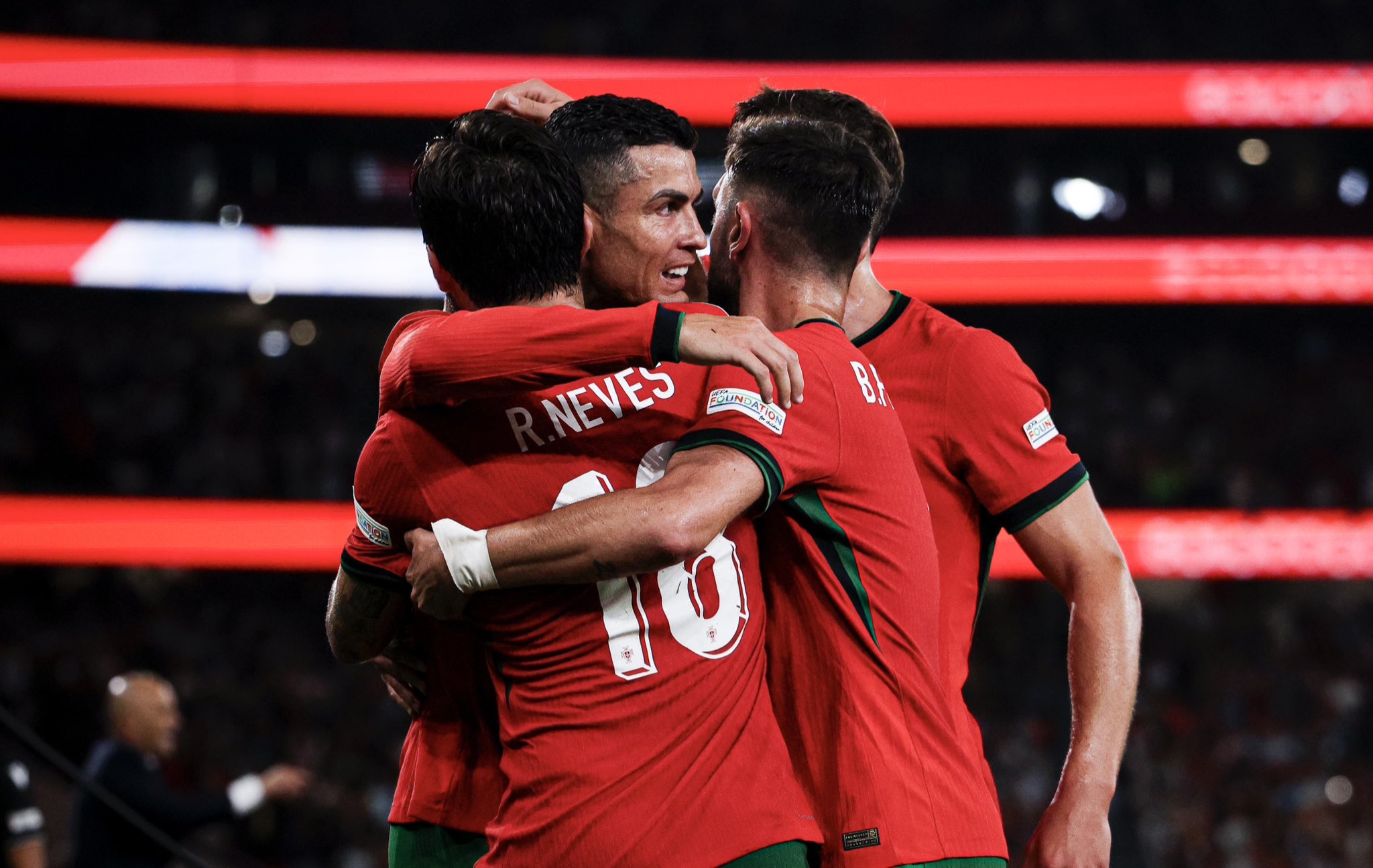 包含梅赛德斯鏖战红牛二队，阿隆索统治全场的词条