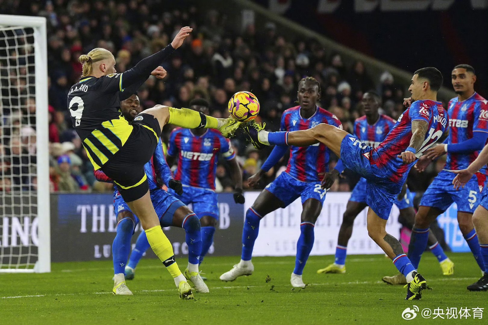 包含曼联继续保持不败，英超赛场表现抢眼的词条