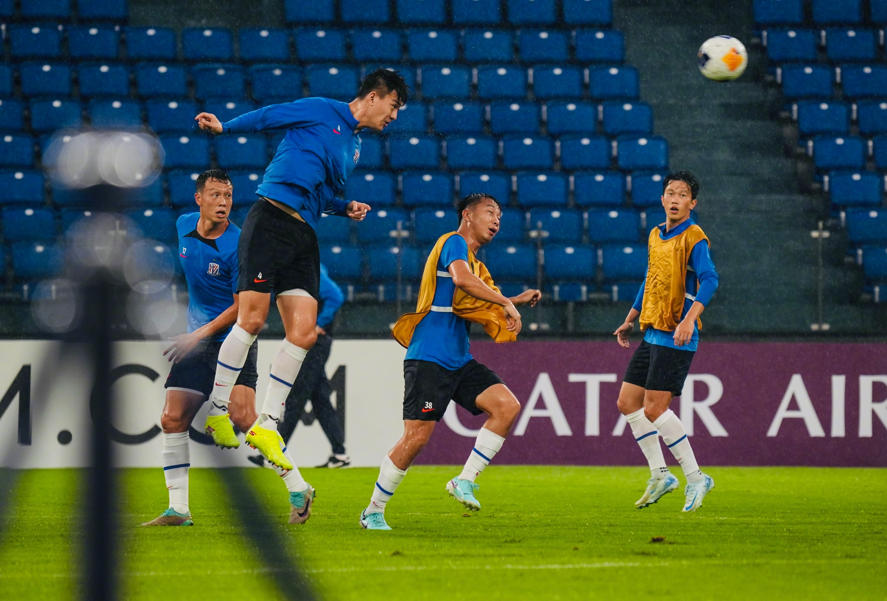 赛场上的球队们全力以赴迎接挑战