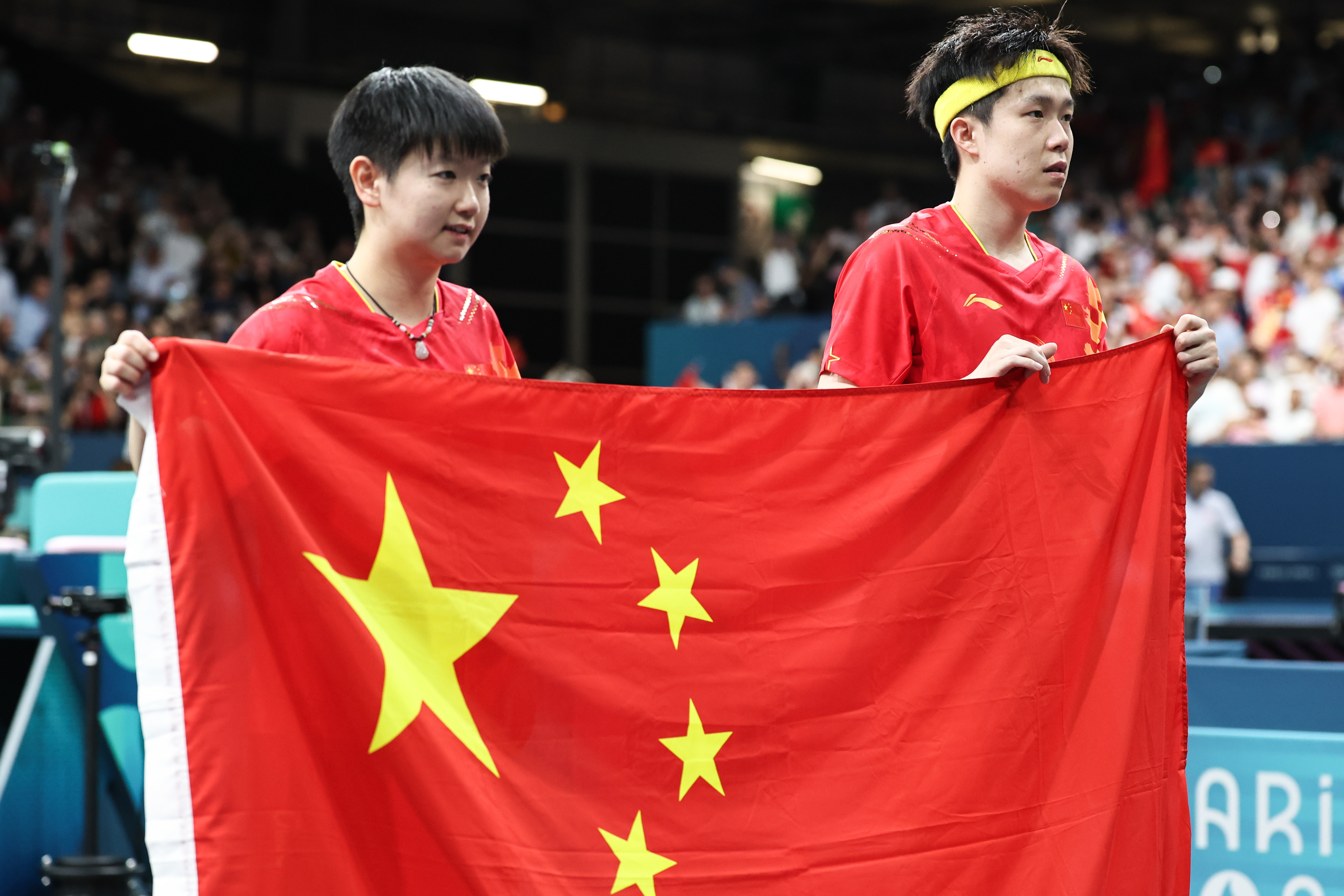 中国运动员获得意外胜利，赢得掌声喝彩