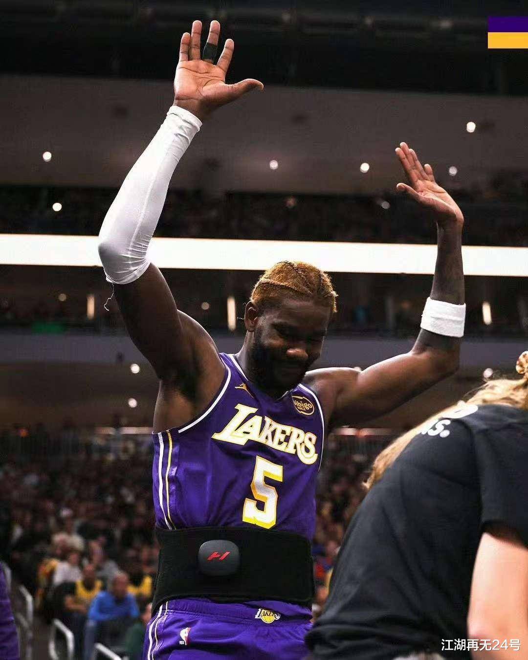 美国男篮险胜湖人B队，字母哥爆发神勇的简单介绍