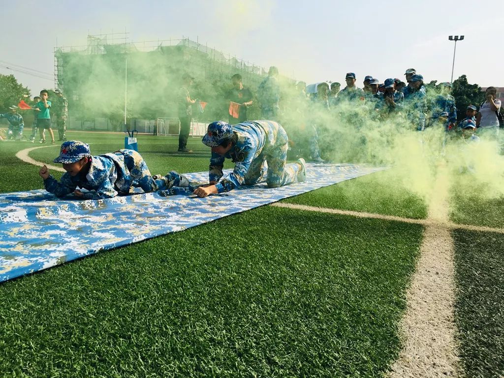 关于钢铁冲刺赛道上，选手飒爽英姿的信息